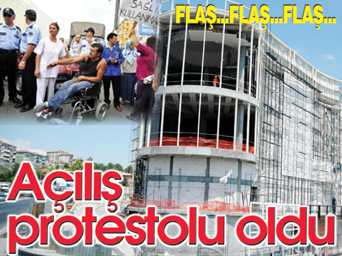 Engelliler, Bahçelievler'e açılan Carrefour alış veriş merkezini protesto etti