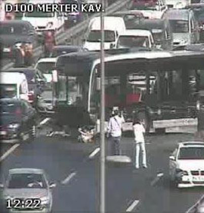 Merter'de Metrobüs yoldan çıktı