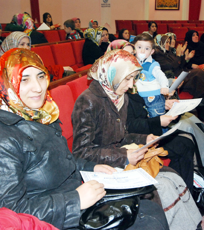 Ev hanımlarına mutlu yuva semineri verildi