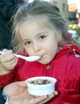 Bahçelievler Belediyesi dört bölgede aşure dağıttı