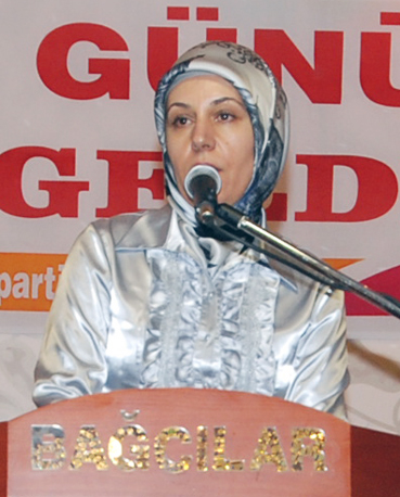 AK Partili kadınlar aşure dağıttı