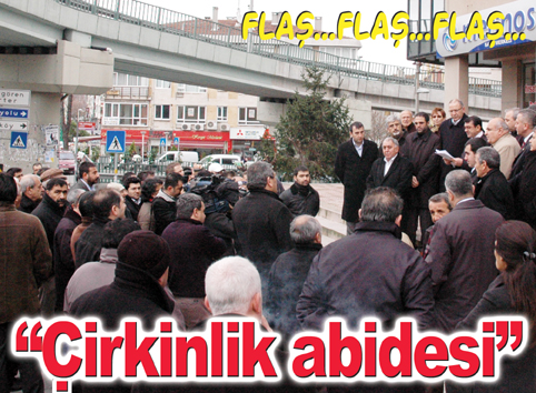 Köprü altında, “bu köprü yıkılsın” açıklaması ve imza kampanyası