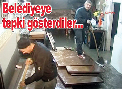 Yenibosna'da rögar taştı, ev ve işyerleri sular altında kaldı
