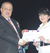 Altın bileziklerini taktılar