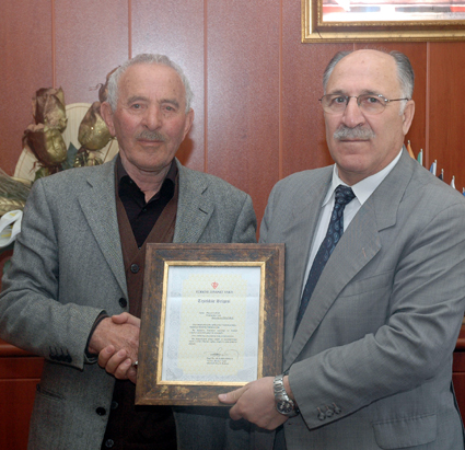 Hayırsever işadamına teşekkür plaketi
