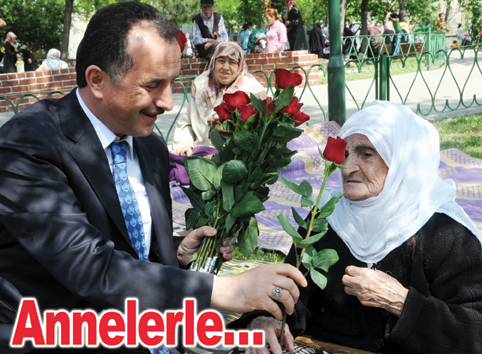 Başkan Çağırcı, annelerle yere oturup, piknik yaptı