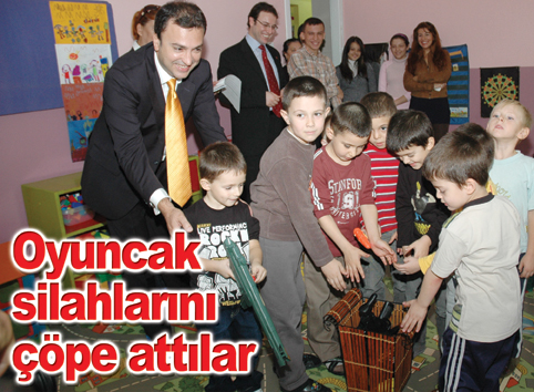 “Sen de silahını bırak” kampanyasına miniklerden tam destek