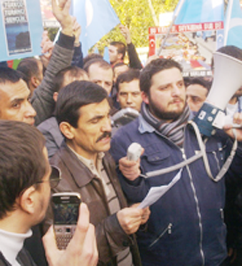 Doğu Türkistanlılara, Erdem Karkakoç'tan tam destek&#8230;