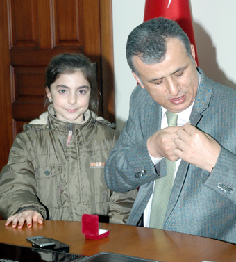 Mardinli öğrenciler, Kaymakam Cinbir'e ay yıldızlı rozet taktı...