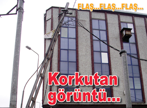Elektrik kabloları tehlike saçıyor…Belediye'ye 100 metre…