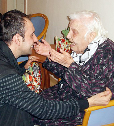 Ak Gençlerden vefa örneği