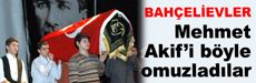 Öğrenciler, Mehmet Akif’i omuzladı