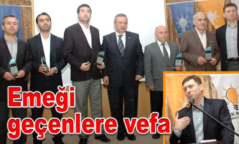 Ak Parti’ye emeği geçenlere teşekkür plaketi