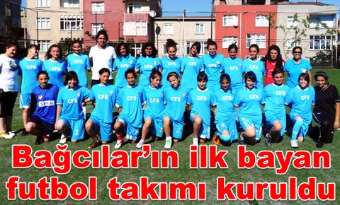 Bağcılarlı genç bayanlar yeşil sahalarda