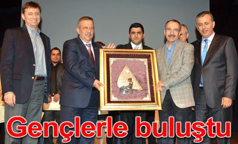 Bakan Dinçer Bahçelievler’de gençlerin konuğu oldu