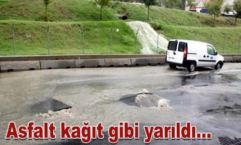 Bağcılar’da asfalt kağıt gibi yarıldı