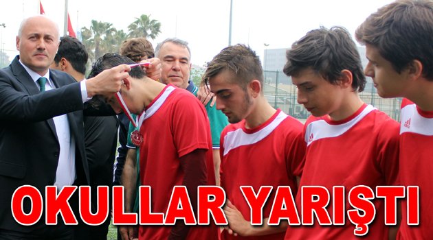 Bakırköy’de genç erkekler futbol finali nefes kesti
