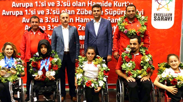 Engelli şampiyonlar çiçeklerle karşılandı