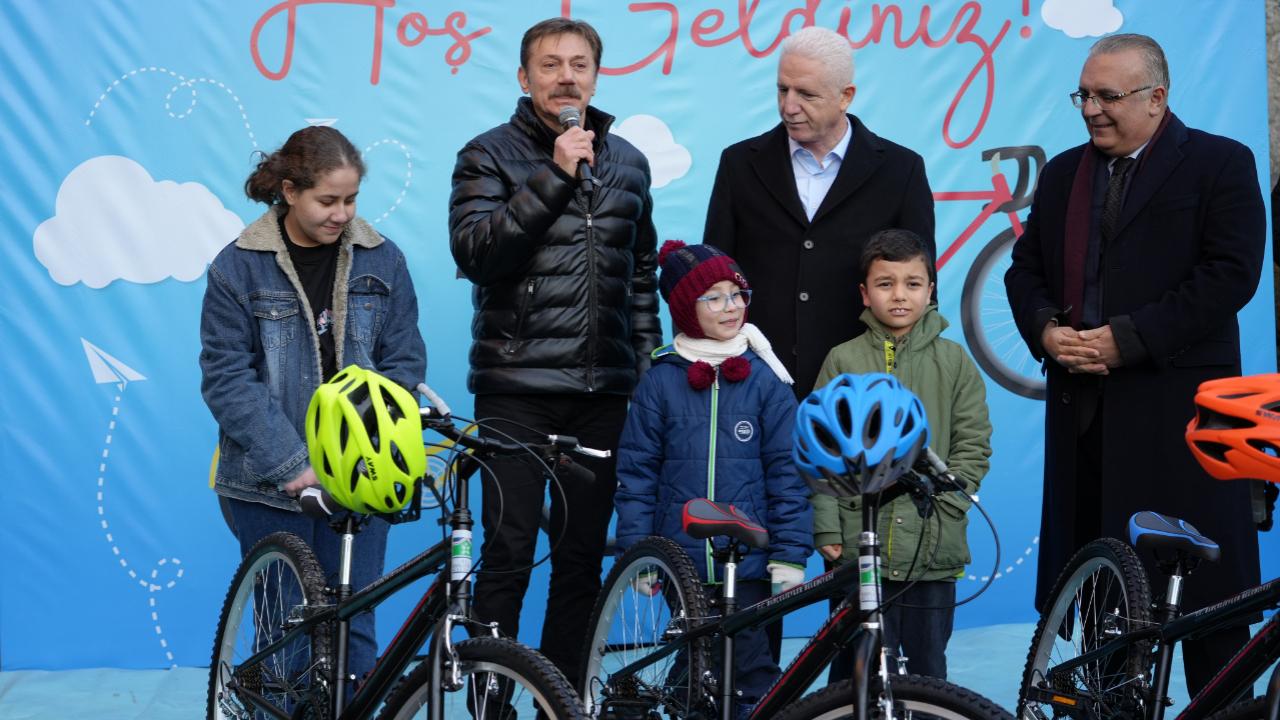 Bahçelievler Belediyesi'nden yeni yılın ilk bisiklet dağıtımı
