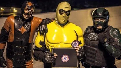 Kostüm giyip insanlara yardım ediyorlar