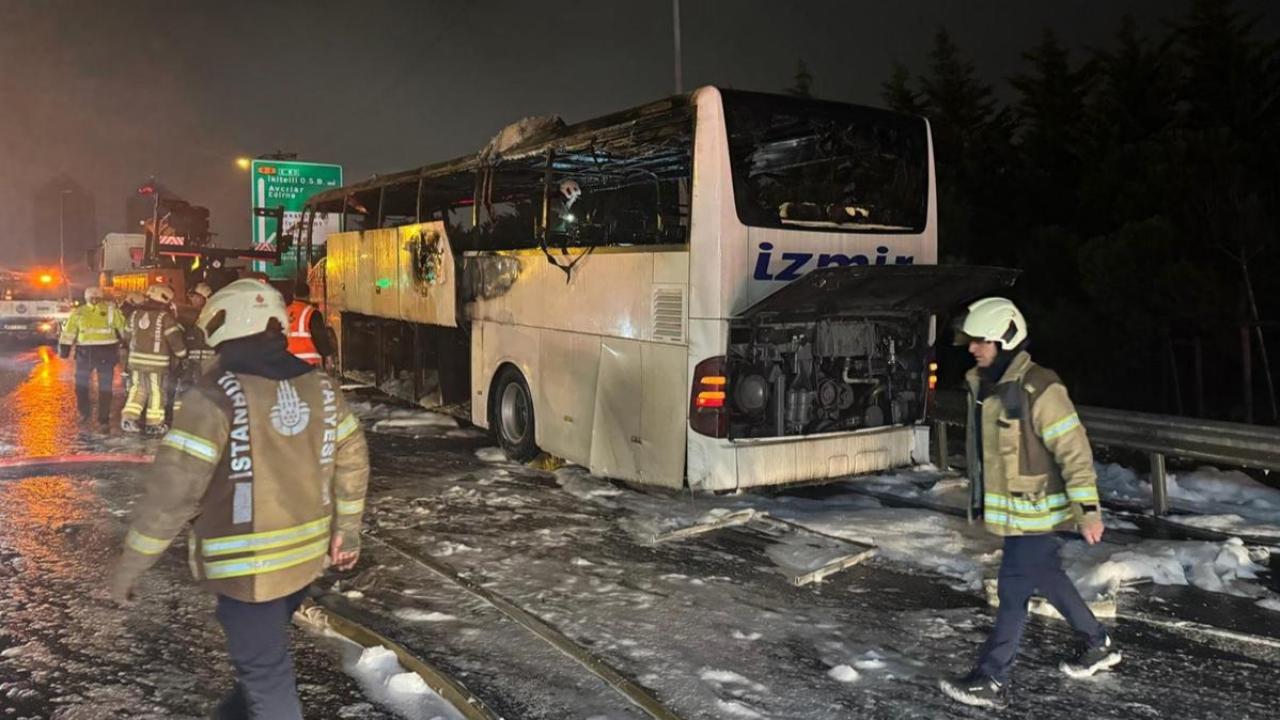 Bağcılar TEM’de yolcu otobüsü alev alev yandı