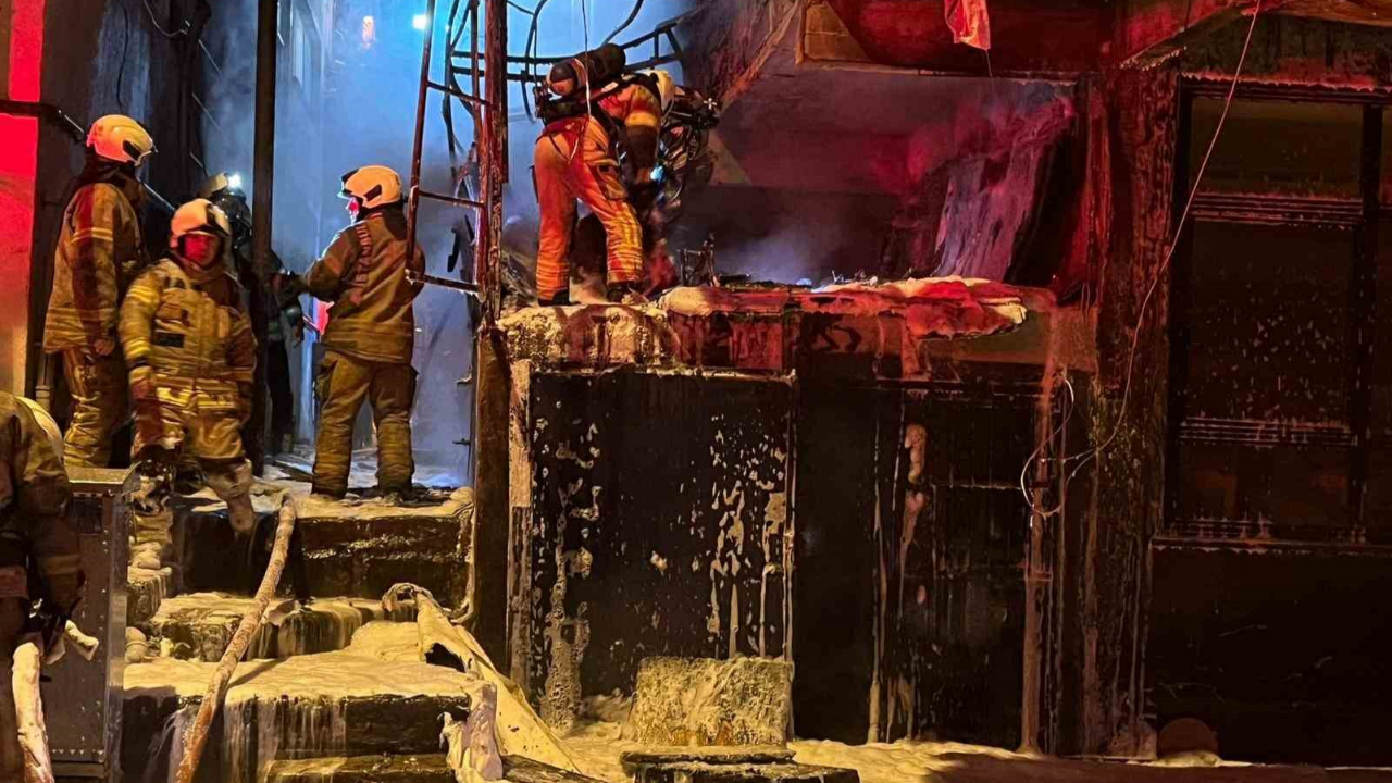 Bahçelievler’de korkutan yangın: Hurda deposu alev aldı