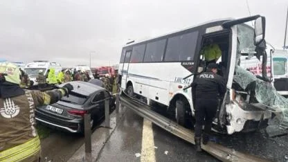 Başakşehir'de polis servisi kaza yaptı: 1 şehit, 16 yaralı