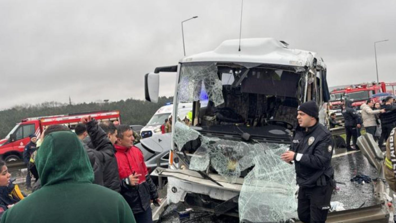 Başakşehir'de polis servisi kaza yaptı: 1 şehit, 16 yaralı
