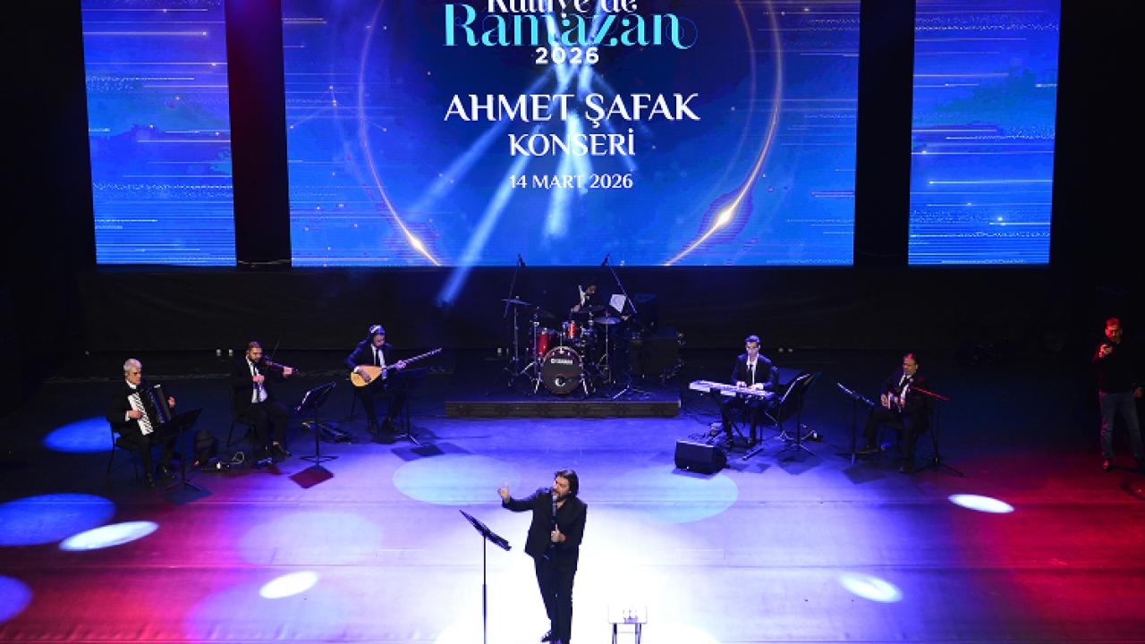 Külliye’de Ahmet Şafak rüzgarı: Dev koro eşlik etti