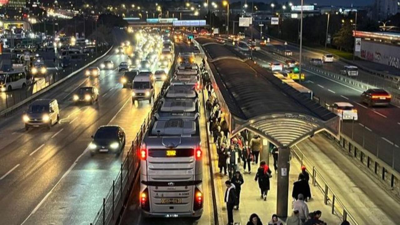 Metrobüs durakta kadının ayağını ezdi