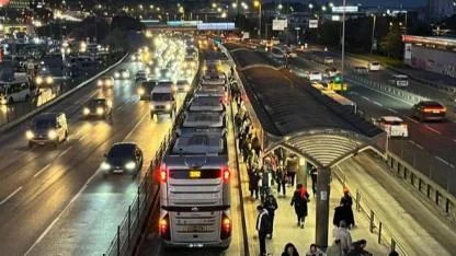 Metrobüs durakta kadının ayağını ezdi