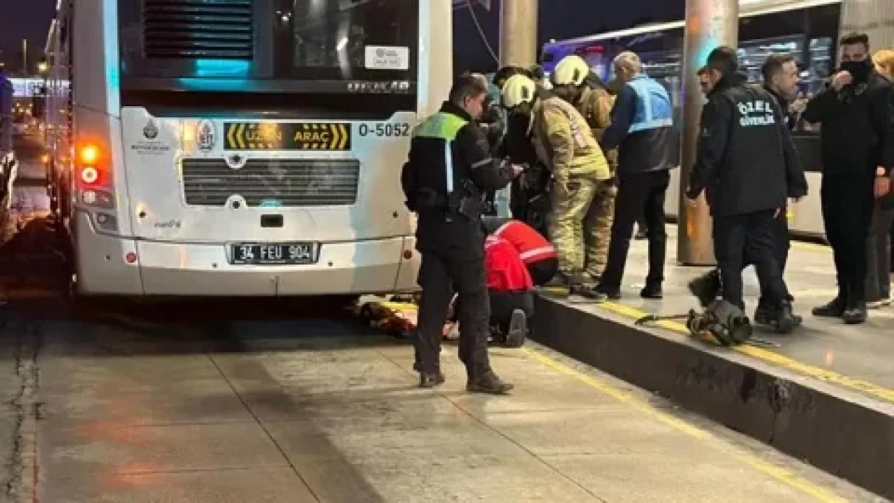 Metrobüs durakta kadının ayağını ezdi