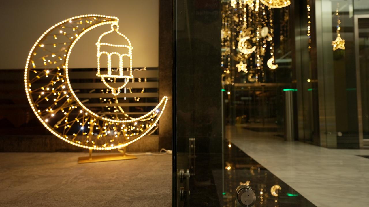 Ramazan süslemeleri şehirlerde giderek yaygınlaşıyor