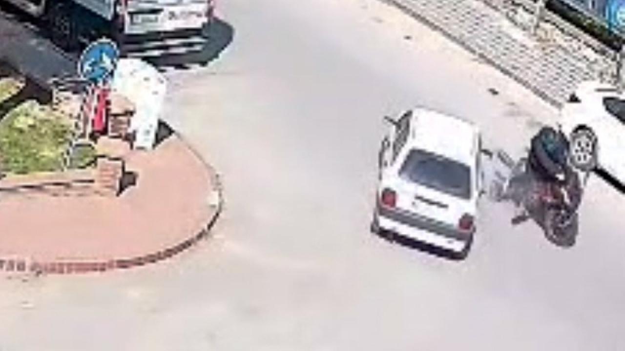 U dönüşü yapan otomobil motosikletliyi savurdu