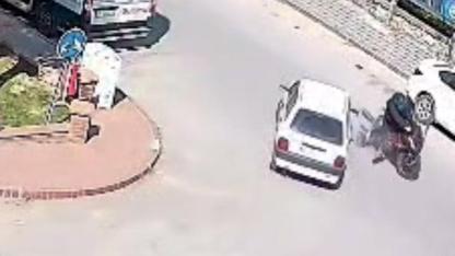 U dönüşü yapan otomobil motosikletliyi savurdu