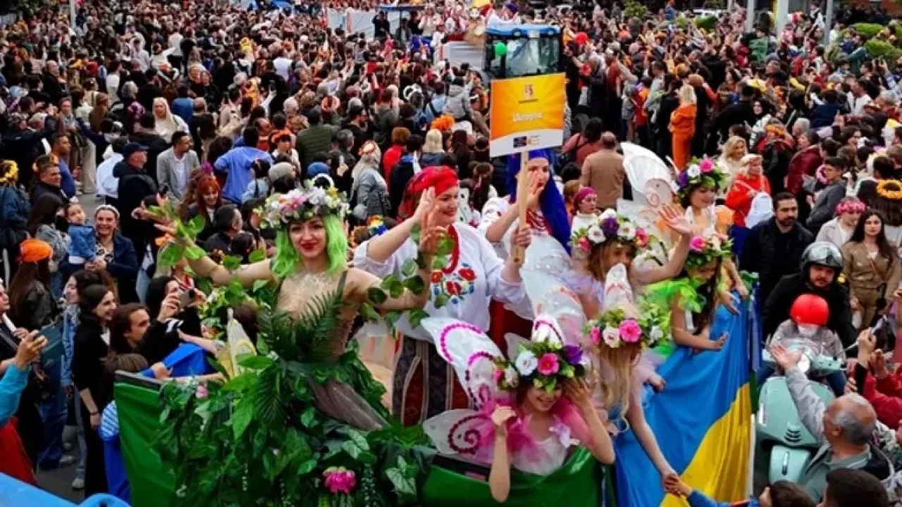 Adana'da karnaval coşkusu: Sokaklar portakal kokuyor