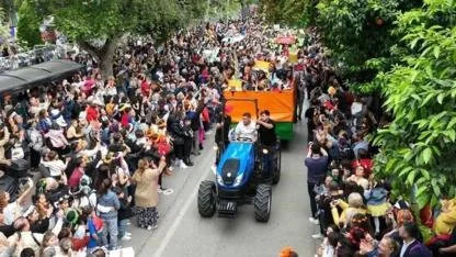 Adana'da karnaval coşkusu: Sokaklar portakal kokuyor