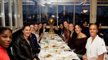 Potanın Kraliçeleri şampiyonluk yemeğinde buluştu