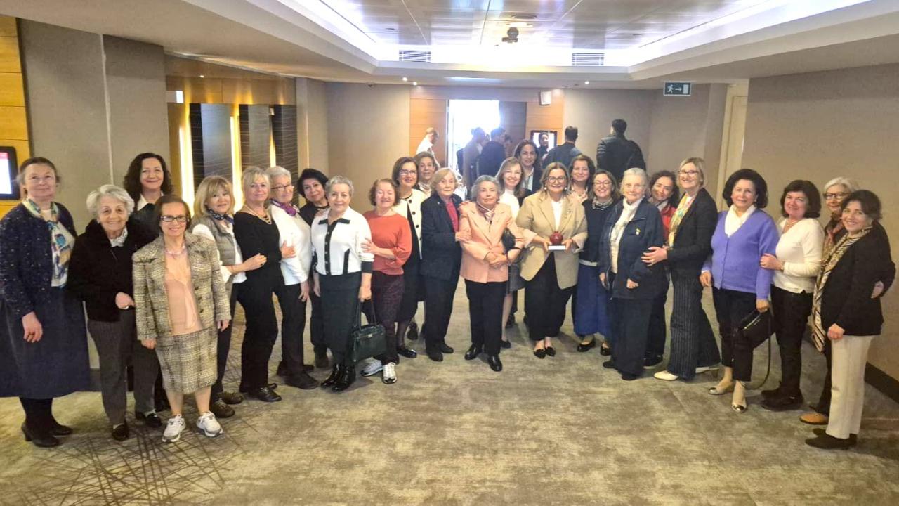 TÜKD İzmir’den anlamlı ödül: prof. Dr. Pınar Okyay’a onur