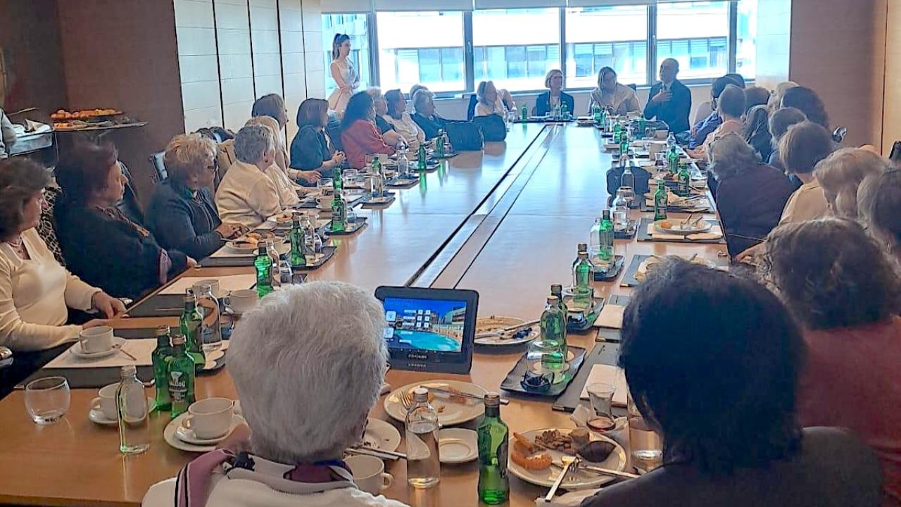 TÜKD İzmir’den anlamlı ödül: prof. Dr. Pınar Okyay’a onur