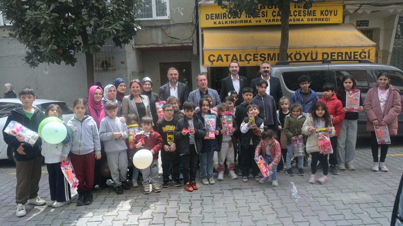 CHP’den dayanışma programı Çocukların yüzü hediyelerle güldü