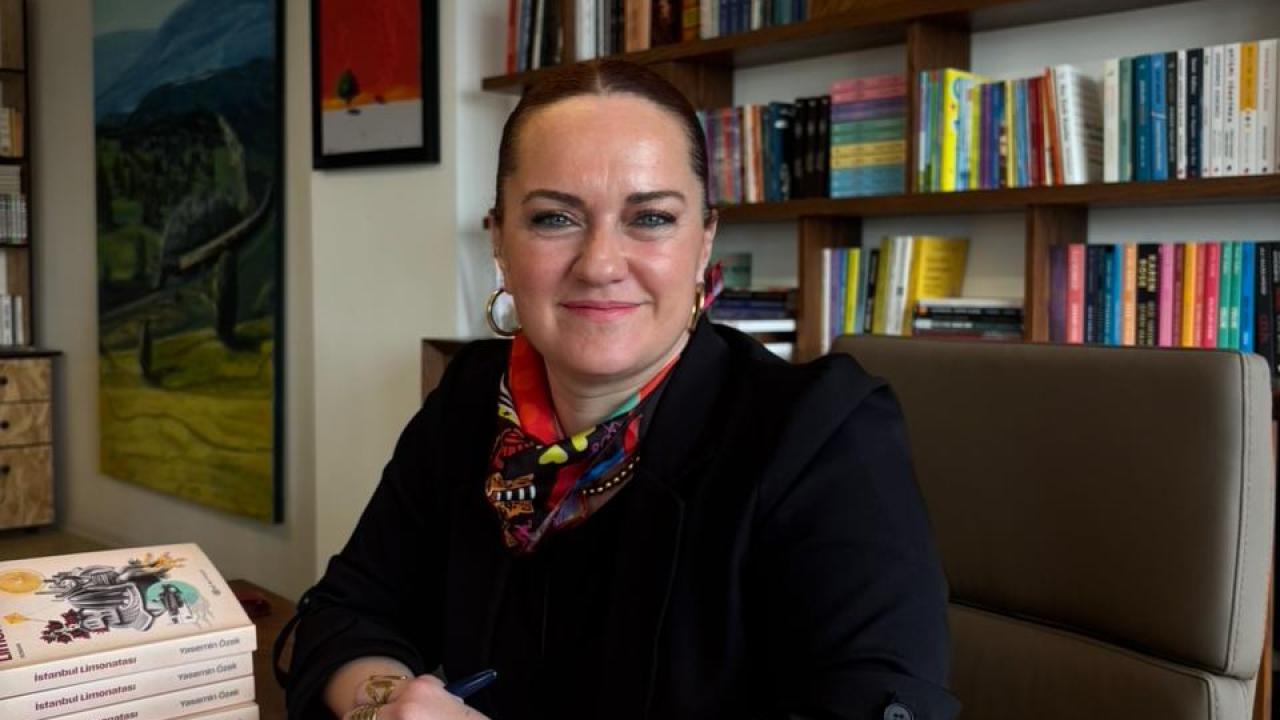 Yasemin Özek’ten yeni roman: İstanbul limonatası çıktı